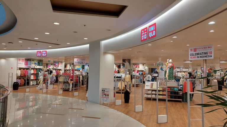uniqlo-di-grand-galaxy-park-tempat-belanja-pakaian-nyaman