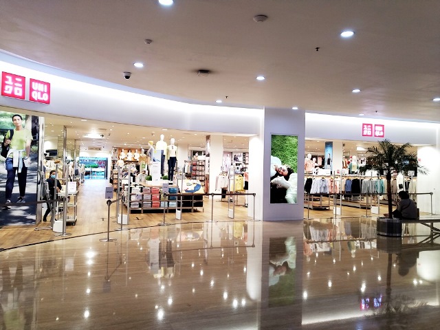 uniqlo-supermall-karawaci-pusat-belanja-lengkap-di-tangerang