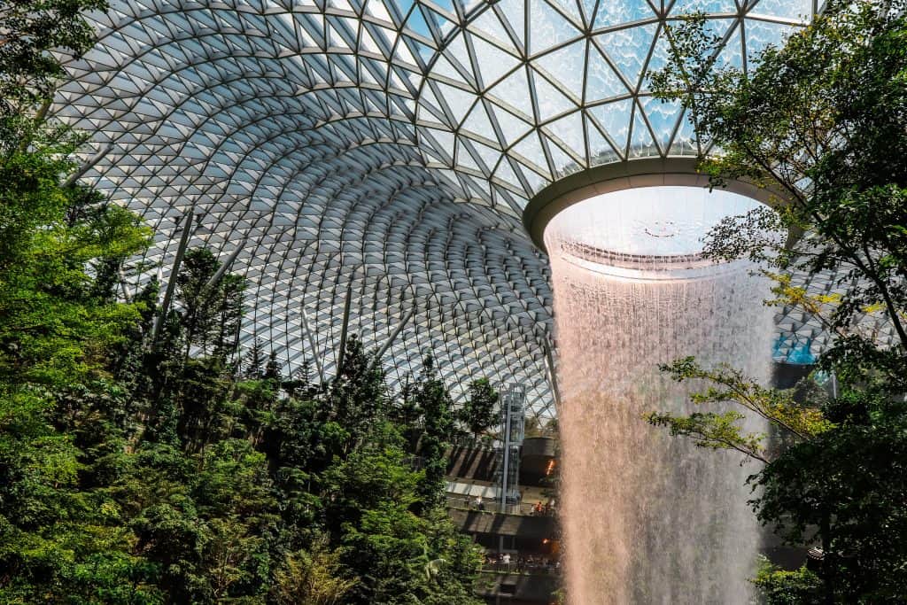 pusat-belanja-jewel-changi-airport-surga-belanja-dan-hiburan