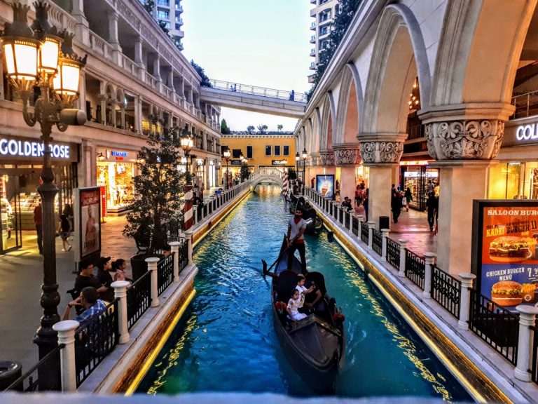 pusat-belanja-venezia-mega-outlet-tempat-belanja-dan-hiburan-terlengkap