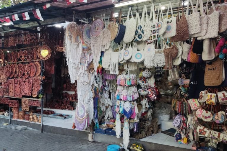 menelusuri-keunikan-pusat-belanja-pasar-loak-kaki-lima