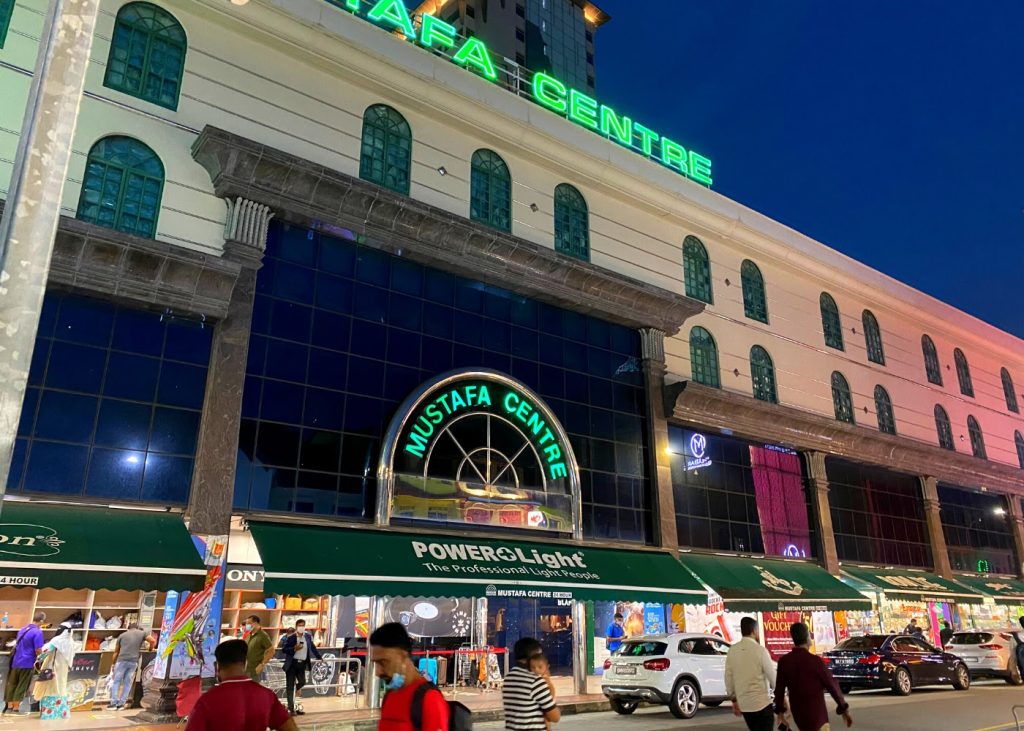 mengenal-lebih-dekat-pusat-belanja-mustafa-centre-di-singapura