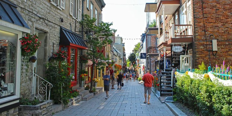 pusat-belanja-quartier-petit-champlain-surga-belanja-di-quebec
