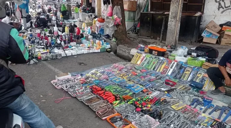 mengenal-pusat-belanja-pasar-loak-dan-kaki-lima-di-indonesia