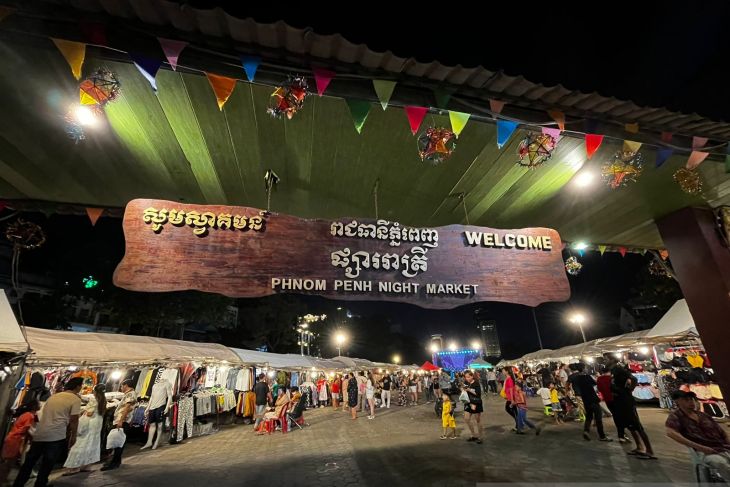 menikmati-suasana-pusat-belanja-malam-di-pasar-malam-phnom-penh