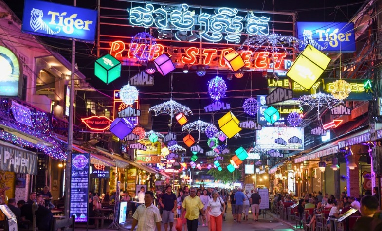 menikmati-suasana-ramai-di-pusat-belanja-angkor-night-market