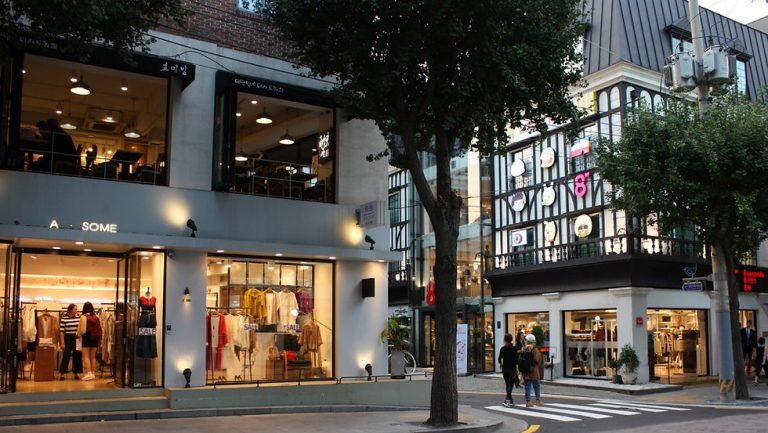 pusat-belanja-sinsa-dong-garosugil-surga-belanja-dan-hiburan-di-seoul