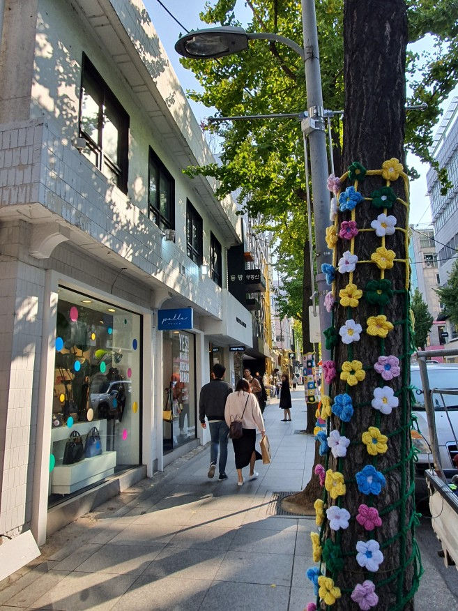 pusat-belanja-sinsa-dong-garosugil-surga-belanja-dan-hiburan-di-seoul